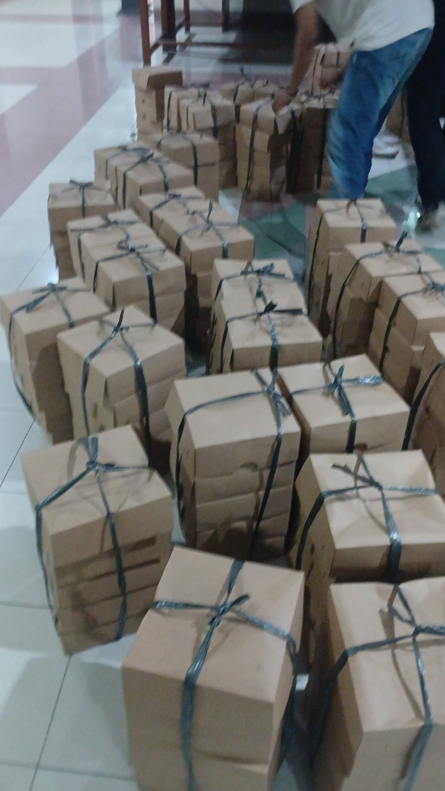 Tumpukan Box Catering Siap Antar